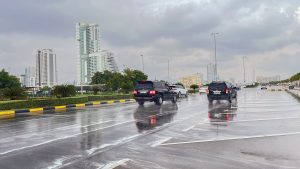 أمطار غزيرة ومتوسطة على مناطق متفرقة في الدولة