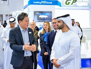 منصور بن محمد يفتتح معرض ومؤتمر ميدلاب الشرق الأوسط في مركز دبي التجاري العالمي