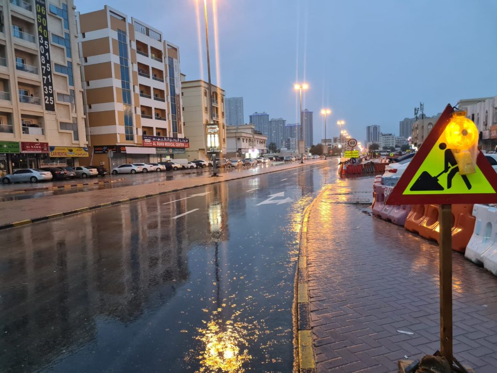 أمطار متوسطة وغزيرة وأجواء غائمة في الشارقة وعجمان وأم القيوين