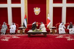 رئيس الدولة وملك البحرين يبحثان في المنامة العلاقات الأخوية والمستجدات في المنطقة