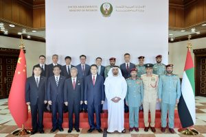 سيف بن زايد يلتقي وزير الأمن العام الصيني ويبحثان سبل تعزيز التعاون الأمني