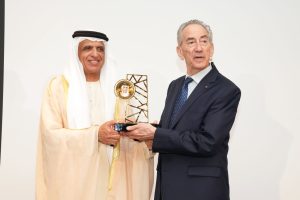 سعود بن صقر يمنح مايكل كلاين «جائزة الشيخ سعود العالمية»
