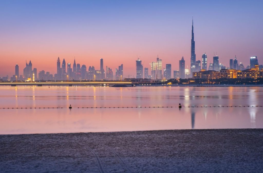 طقس الإمارات غداً .. غائم جزئياً مع فرصة سقوط أمطار على بعض المناطق