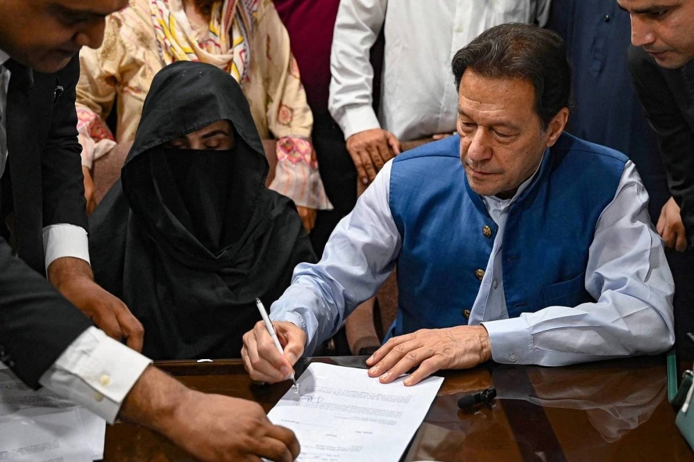 السجن 31 عاماً في 3 قضايا تلاحق عمران خان