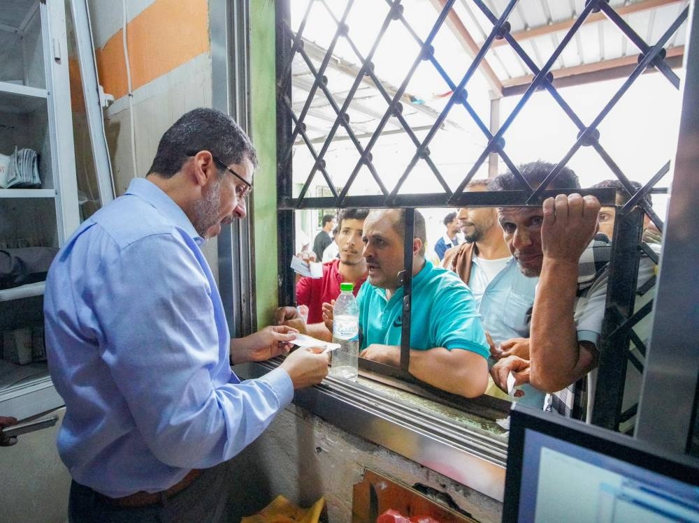 رئيس الوزراء الجديد يفاجئ اليمنيين بزيارة المؤسسات الخدمية
