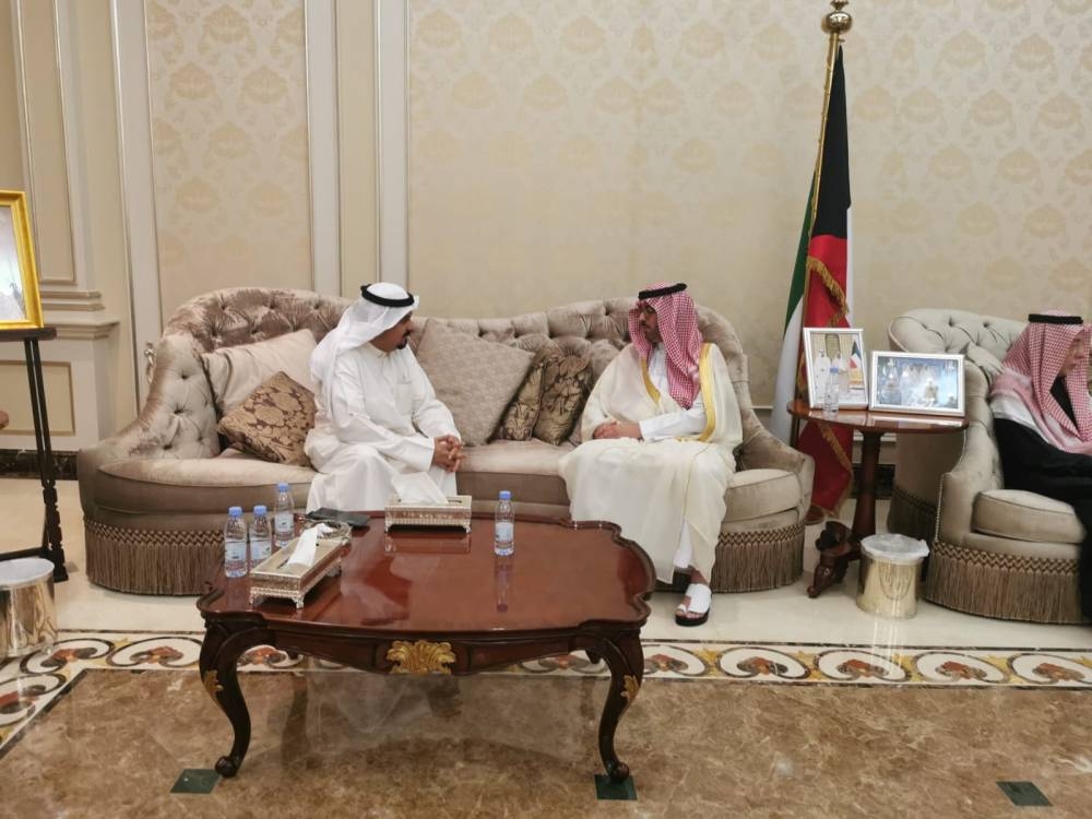 سعود بن جلوي يواسي القنصل الكويتي في شقيقه