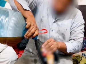 «التجارة» تضبط عمالة تعيد تعبئة زيوت سيارات مغشوشة وتمنع وصولها للمستهلكين