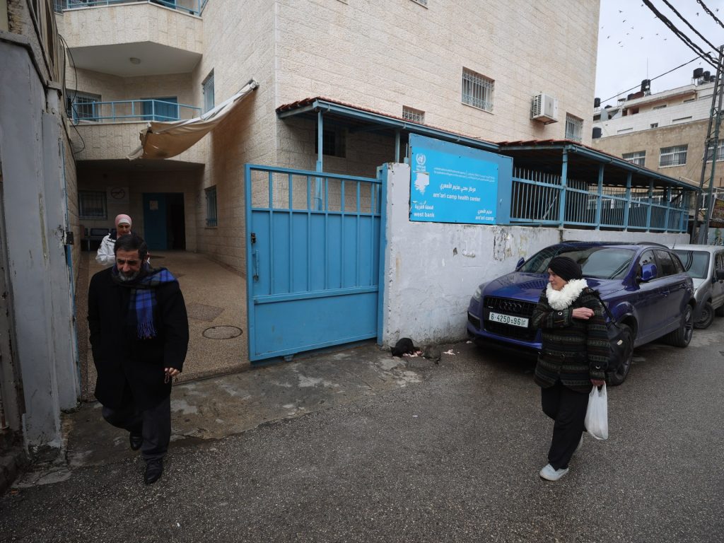 لاجئون فلسطينيون يتمسكون بالأونروا في مواجهة المخطط الإسرائيلي
