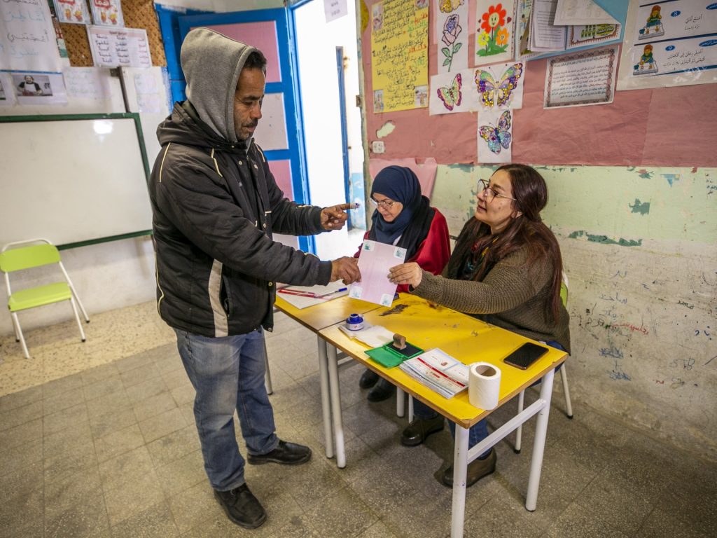 انتهاء الجولة الثانية من انتخابات تونس المحلية ونسبة المشاركة 12.44%