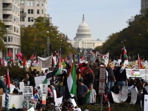 لوموند: التعبئة المؤيدة للفلسطينيين تتكثف في الولايات المتحدة