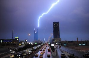 بسبب التقلبات الجوية.. المرور تحذر من خطأ في القيادة خلال هطول الأمطار