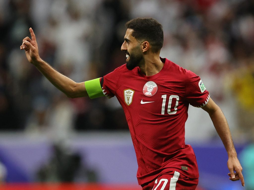 قائد منتخب قطر يعادل رقم ميسي وراموس