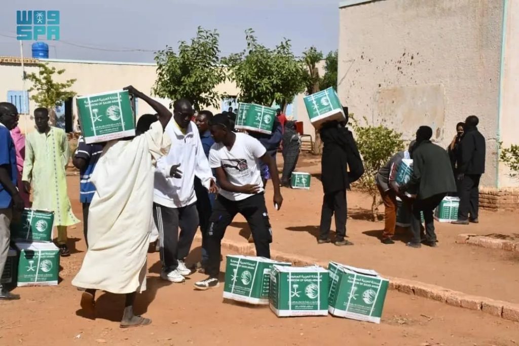 “إغاثي الملك سلمان” يوزع 800 سلة الغذائية في السودان