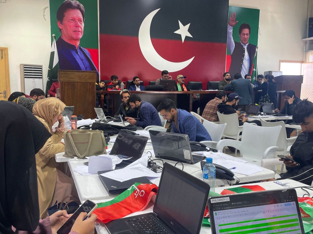أنباء عن تقدم مؤيدي عمران خان بانتخابات باكستان