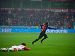 ليفركوزن يسقط بايرن ميونخ ويواصل زعامته للدوري الألماني