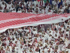 “نحن معكم ولن ننساكم”.. جماهير العنابي تهدي لقب كأس آسيا لأهل غزة