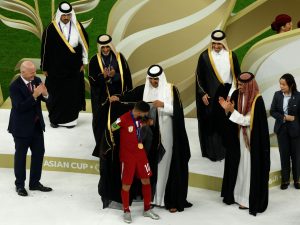 على غرار ميسي بمونديال قطر.. “البشت” يزيّن احتفال الهيدوس بكأس آسيا