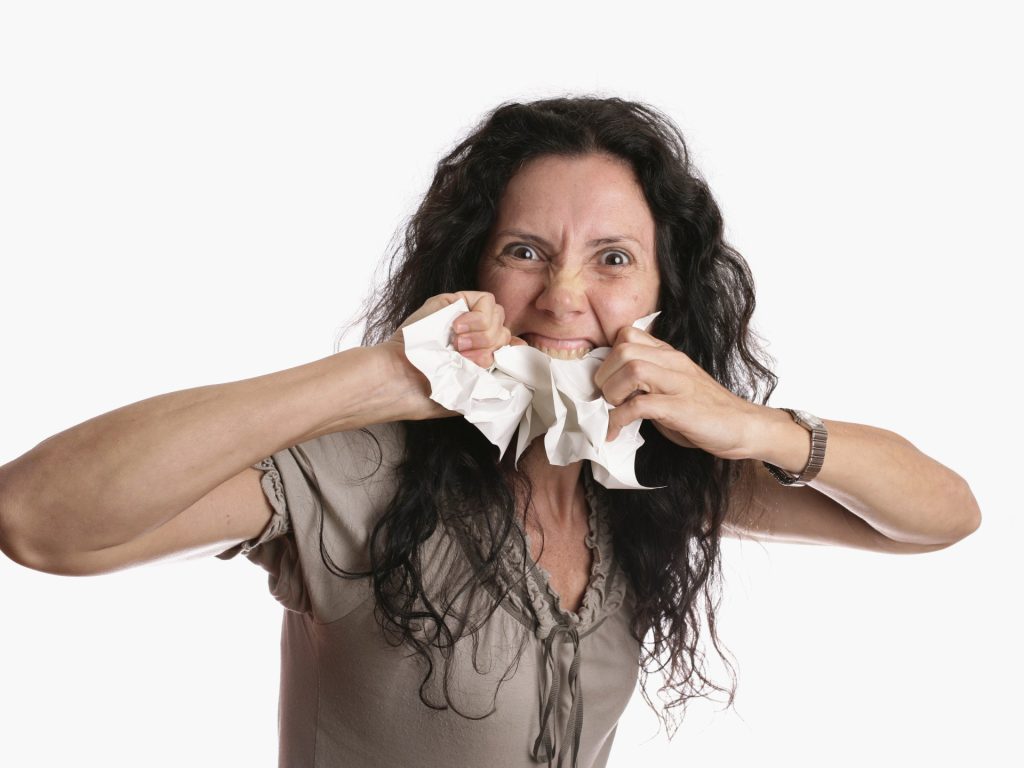 أسرار الأطباء النفسيين.. هؤلاء المرضى الذين يأكلون الورق