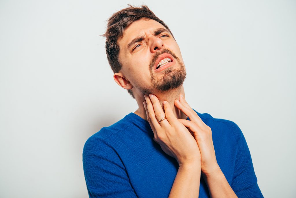 ما علاقة “بحة الصوت” بالأمراض الخطيرة وسرطان الحنجرة؟