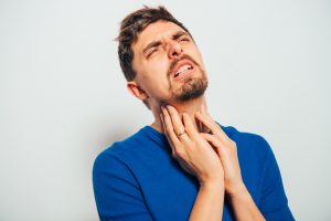 ما علاقة “بحة الصوت” بالأمراض الخطيرة وسرطان الحنجرة؟