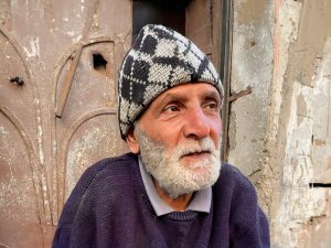 شاهد.. مسن فلسطيني يصر على البقاء بمنزله المهدم في غزة