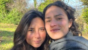 غادر هذان الزوجان المدينة لبناء حياة المجتمع البيئي التي يحلمون بها