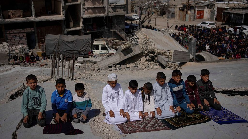 شاهد: “الفرحة انطفأت في عيوننا”.. هكذا استقبل النازحون الفلسطينيون في رفح شهر رمضان