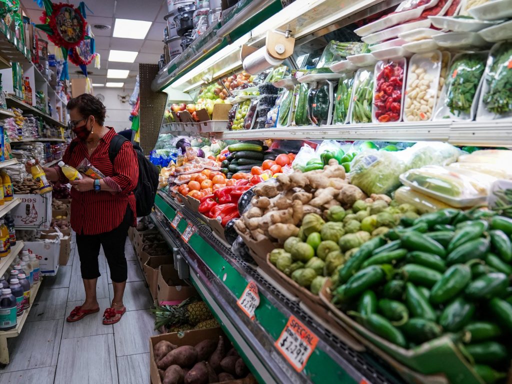 الوقود وتكاليف المعيشة يدفعان التضخم بأميركا والفدرالي يحذر