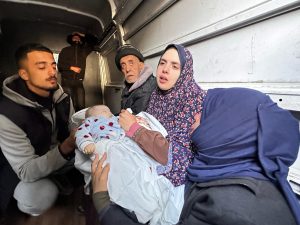 “صور لي هذا القمر”.. أم تبكي توأمها الذي أنجبته بعد عقد من الانتظار