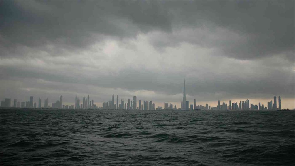طقس غائم جزئياً وانخفاض بدرجات الحرارة في الإمارات غداً