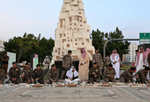 محافظ الطائف يشارك قادة القطاعات الأمنية الافطار الرمضاني في ميدان “باب الحزم”
