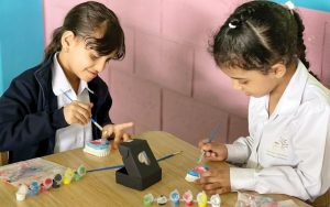 «استوديو الصناع» في شرطة دبي يحتفي بيوم الأم مع أطفال روضة حماية