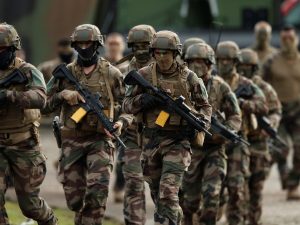 لوفيغارو: 5 سيناريوهات لانتشار فرنسي عسكري بأوكرانيا