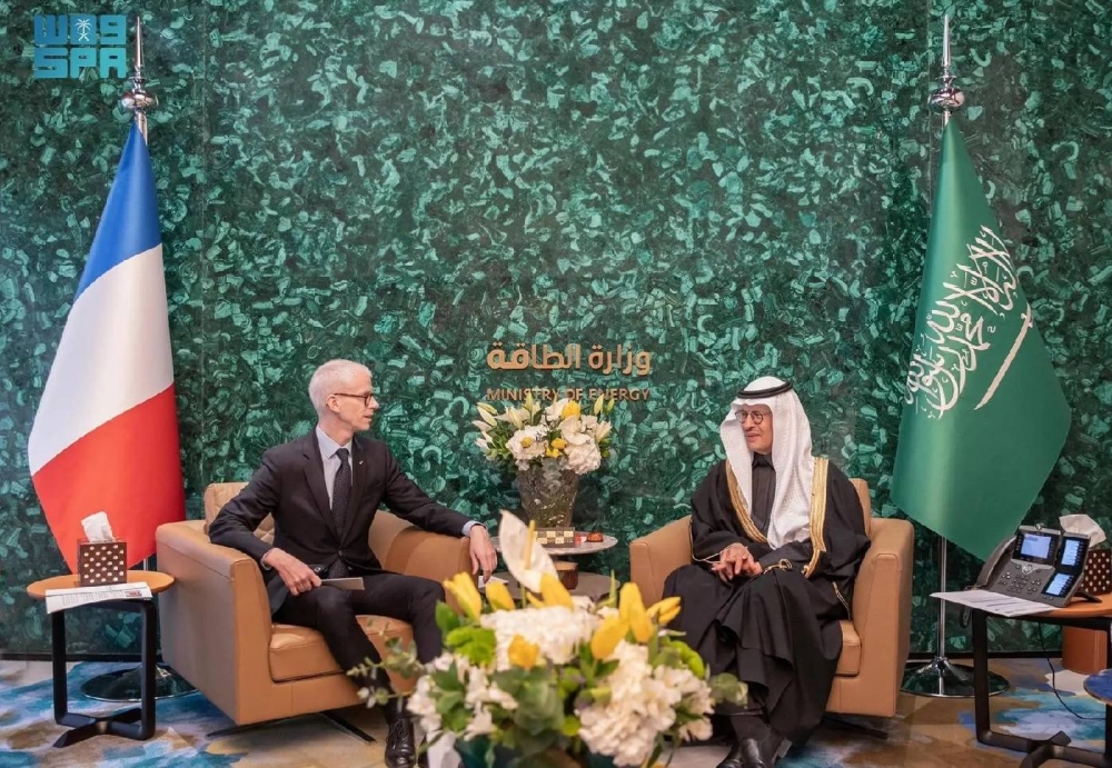 عبدالعزيز بن سلمان ووزير التجارة الفرنسي يناقشان تعزيز العلاقات بين البلدين