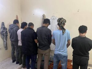 كمين الـ3 فجرًا يقود «التجارة» لضبط عمالة مخالفة تمارس الغش بتعبئة التمور الرديئة