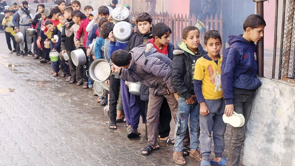 بوريل: إسرائيل تستخدم سلاح التجويع في حرب غزة