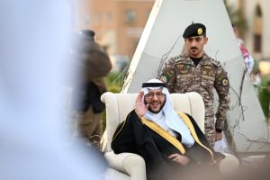 محافظ الطائف يشارك قادة ومنسوبي القطاعات الأمنية الإفطار