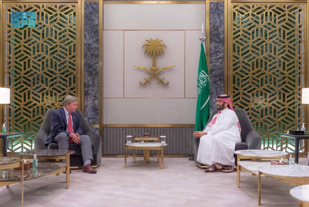 ولي العهد يستعرض العلاقات الثنائية وآفاق التعاون مع مسؤول بـ«النواب الأمريكي»