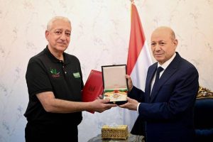 رئيس مجلس القيادة الرئاسي اليمني يقلد مشروع «مسام» وسام الشجاعة