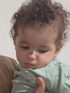نجاة طفلة سقطت من الطابق الرابع.. ووالدها: لا أعلم ما بيني وبين الله ليكون سبب نجاتها