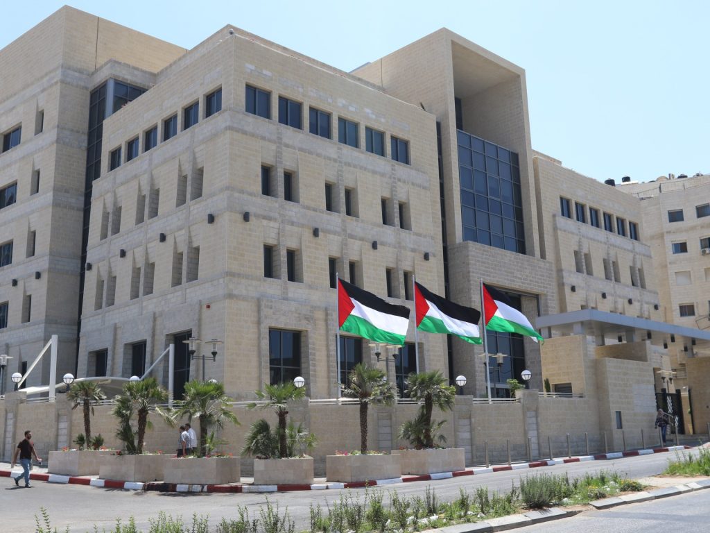 سلطة النقد الفلسطينية: أزمة غير مسبوقة في السيولة بقطاع غزة