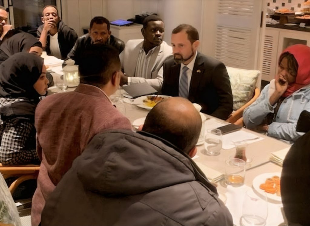 هل يحل المبعوث الأميركي الأزمة السودانية من خارج البلاد؟