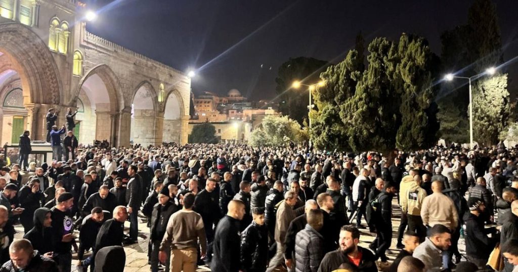 مظاهرة بالأقصى تضامنا مع غزة فجر الجمعة الثالثة من رمضان