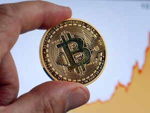 بتكوين فوق 65 ألف دولار والذهب عند ذروة 3 أشهر