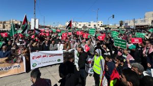 “طعنة في ظهر غزة”.. الأردنيون يرفضون الجسر البري