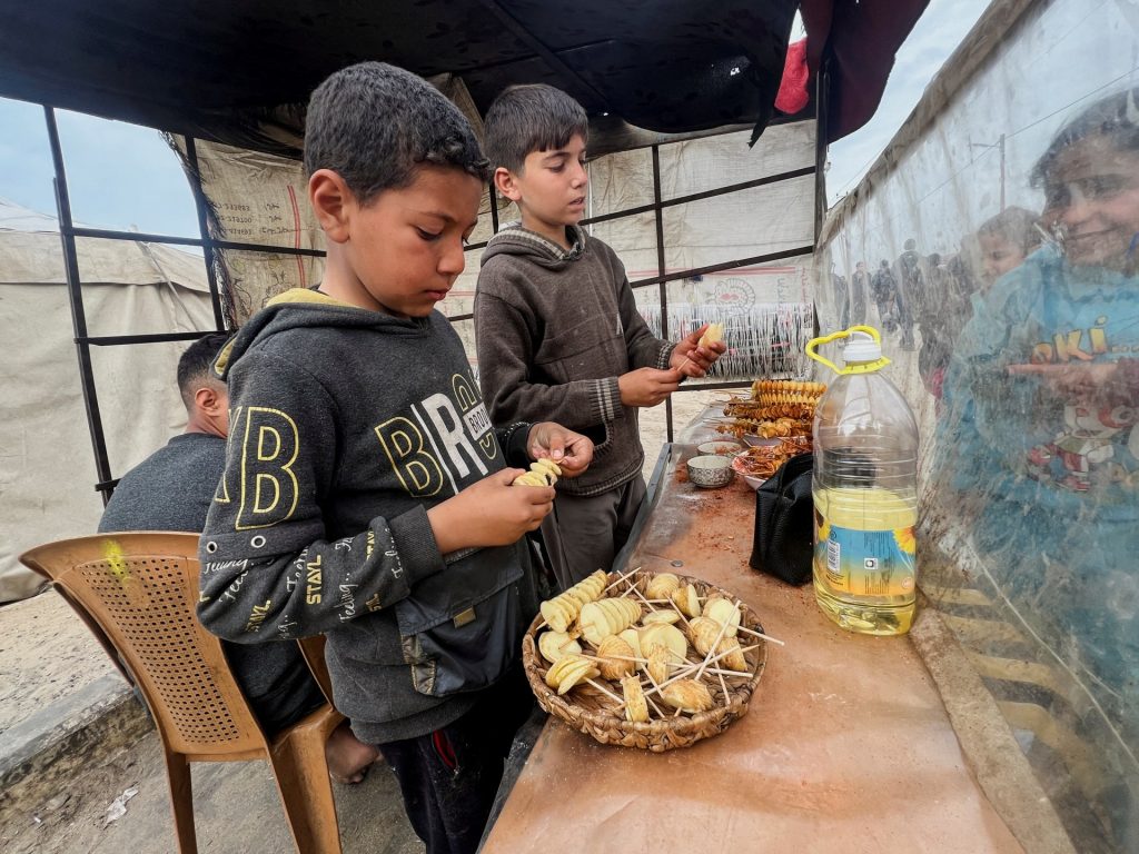 بطاطس فاسدة.. طعام أطفال غزة “المحظوظين” للبقاء على قيد الحياة