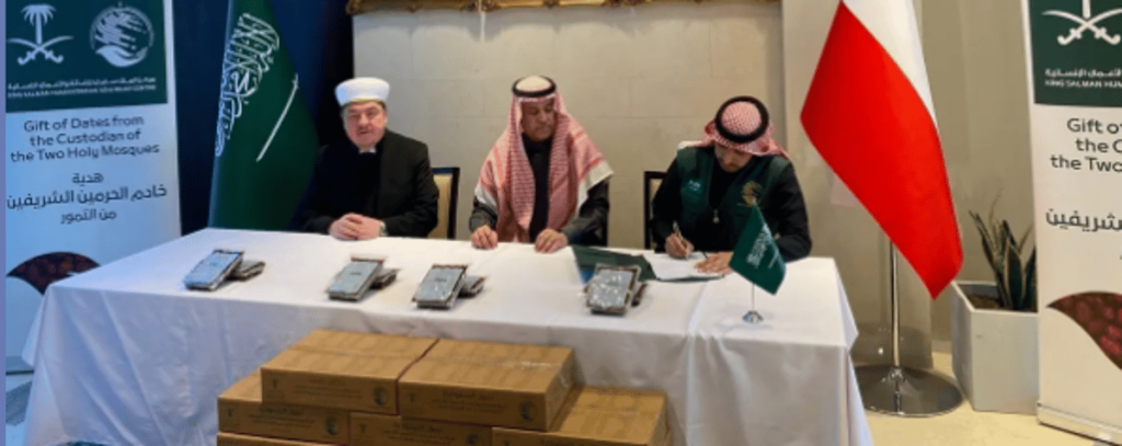 مركز الملك سلمان للإغاثة يسلِّم 15 طنًا من التمور هدية المملكة إلى بولندا