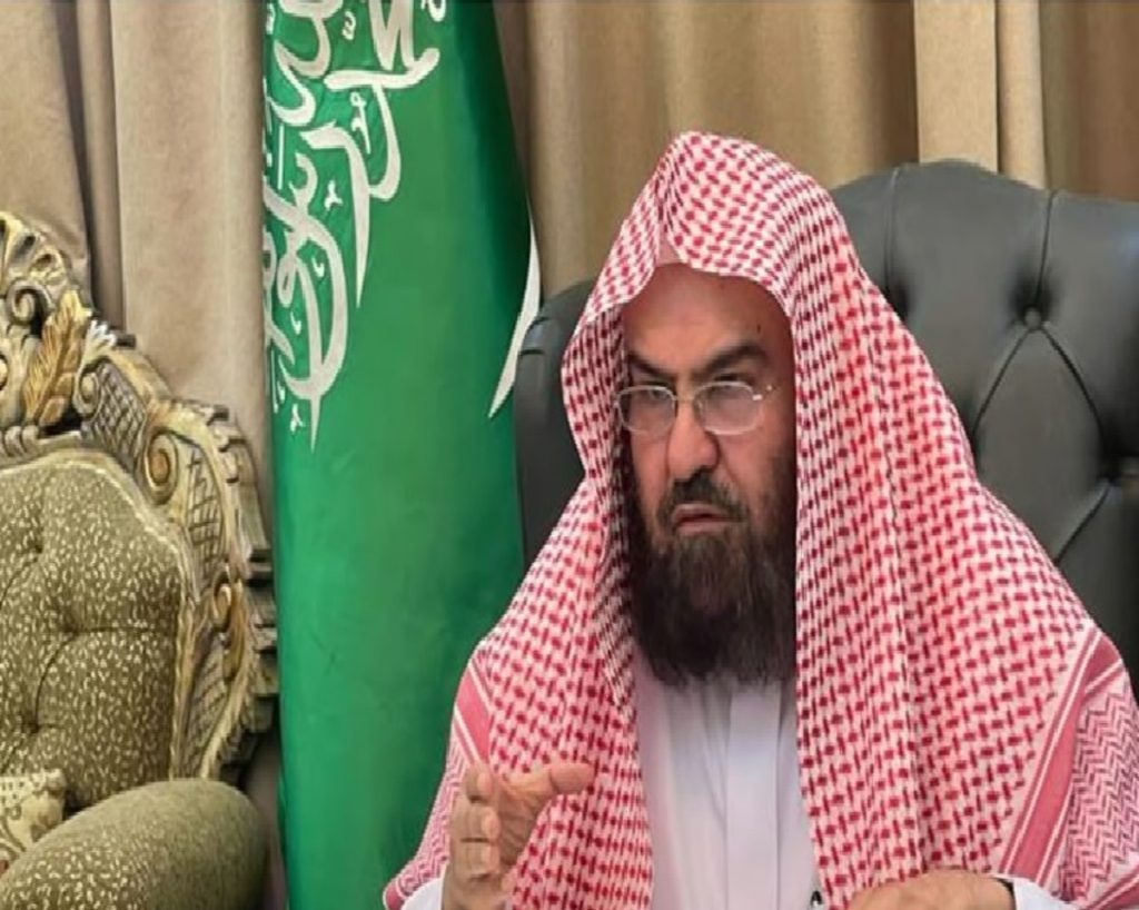 «السديس»: تعزيز مواقع إجابة السائلين بالحرمين بتطبيقات ذكية واتصالات رقمية بعدة لغات عالمية