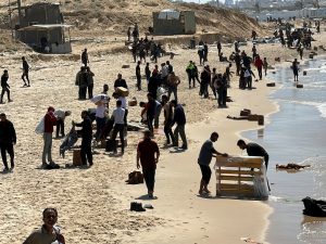 18 شهيدا أثناء جمع مساعدات أُنزلت جوا شمال غزة