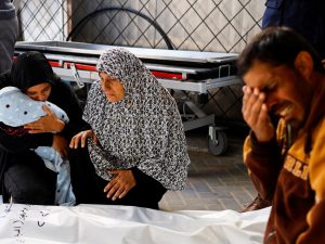 مشاهدات طبيب متطوع في غزة.. من لم تقتلها الصواريخ يقتلها غياب الدواء والغذاء
